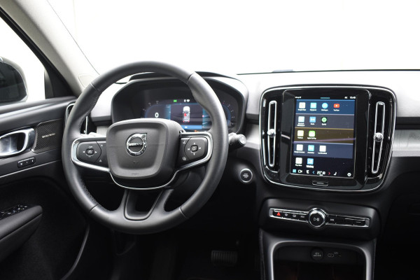 Volvo XC40 B3 177PK Automaat Plus Dark / Adaptieve Cruise control / Leer / Schuifdak / Stoelverwarming / Stuurverwarming / Elektrische Stoelen / Elektr. achterklep / 360 Camera / Harman Kardon