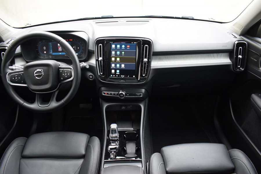 Volvo XC40 B3 177PK Automaat Plus Dark / Adaptieve Cruise control / Leer / Schuifdak / Stoelverwarming / Stuurverwarming / Elektrische Stoelen / Elektr. achterklep / 360 Camera / Harman Kardon