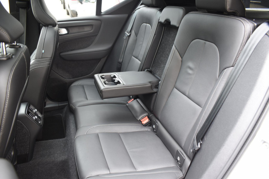 Volvo XC40 B3 177PK Automaat Plus Dark / Adaptieve Cruise control / Leer / Schuifdak / Stoelverwarming / Stuurverwarming / Elektrische Stoelen / Elektr. achterklep / 360 Camera / Harman Kardon