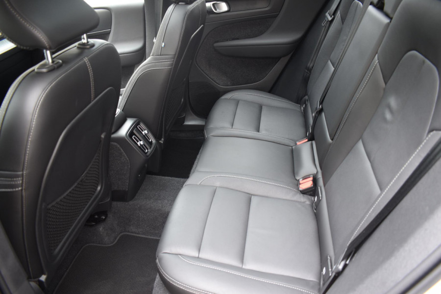 Volvo XC40 B3 177PK Automaat Plus Dark / Adaptieve Cruise control / Leer / Schuifdak / Stoelverwarming / Stuurverwarming / Elektrische Stoelen / Elektr. achterklep / 360 Camera / Harman Kardon