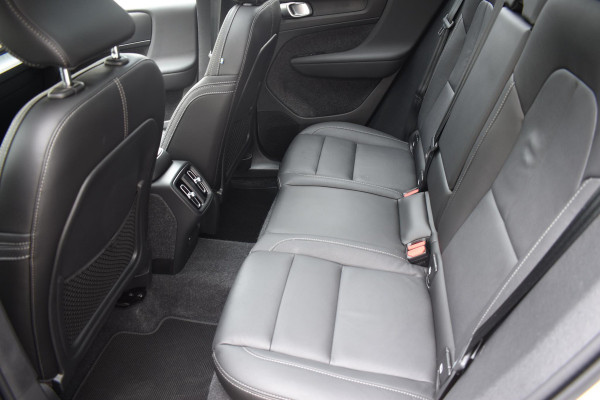 Volvo XC40 B3 177PK Automaat Plus Dark / Adaptieve Cruise control / Leer / Schuifdak / Stoelverwarming / Stuurverwarming / Elektrische Stoelen / Elektr. achterklep / 360 Camera / Harman Kardon