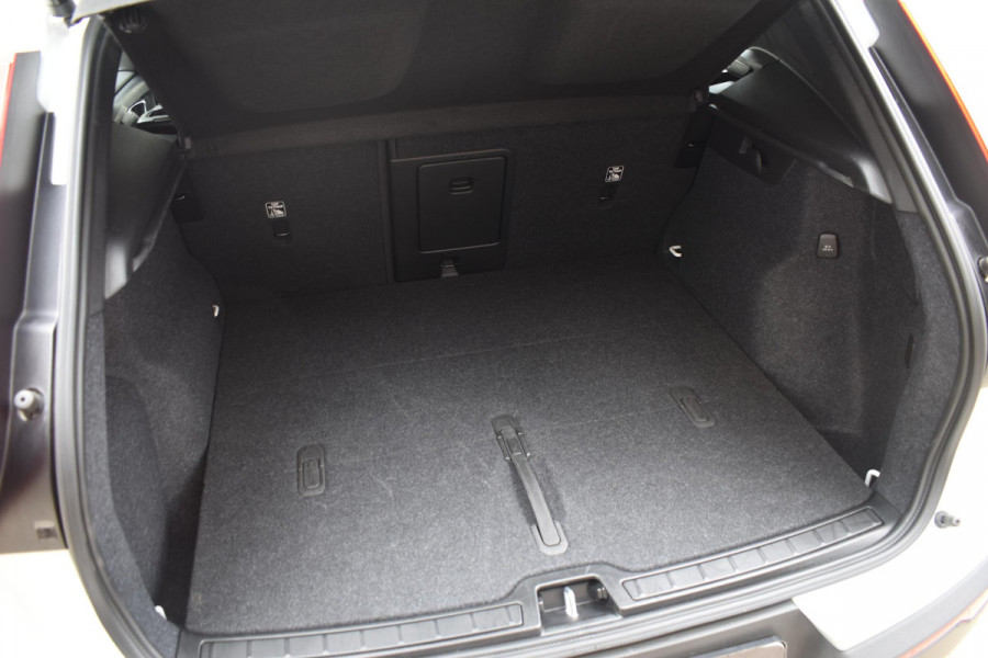 Volvo XC40 B3 177PK Automaat Plus Dark / Adaptieve Cruise control / Leer / Schuifdak / Stoelverwarming / Stuurverwarming / Elektrische Stoelen / Elektr. achterklep / 360 Camera / Harman Kardon