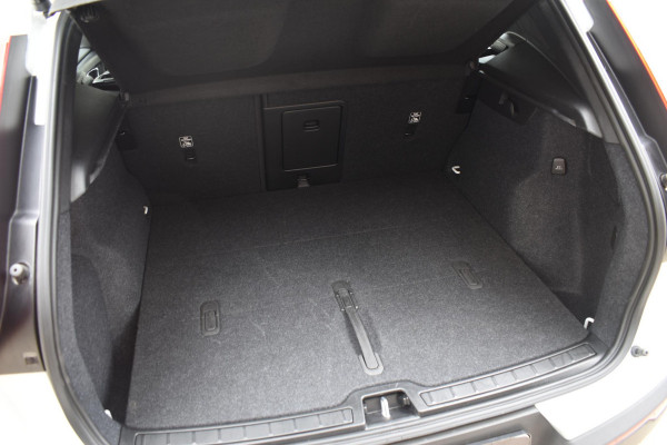 Volvo XC40 B3 177PK Automaat Plus Dark / Adaptieve Cruise control / Leer / Schuifdak / Stoelverwarming / Stuurverwarming / Elektrische Stoelen / Elektr. achterklep / 360 Camera / Harman Kardon