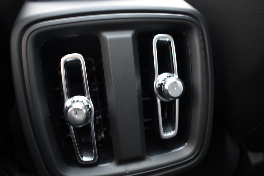 Volvo XC40 B3 177PK Automaat Plus Dark / Adaptieve Cruise control / Leer / Schuifdak / Stoelverwarming / Stuurverwarming / Elektrische Stoelen / Elektr. achterklep / 360 Camera / Harman Kardon