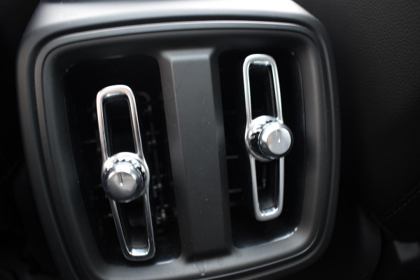 Volvo XC40 B3 177PK Automaat Plus Dark / Adaptieve Cruise control / Leer / Schuifdak / Stoelverwarming / Stuurverwarming / Elektrische Stoelen / Elektr. achterklep / 360 Camera / Harman Kardon