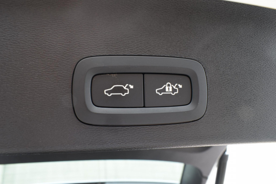 Volvo XC40 B3 177PK Automaat Plus Dark / Adaptieve Cruise control / Leer / Schuifdak / Stoelverwarming / Stuurverwarming / Elektrische Stoelen / Elektr. achterklep / 360 Camera / Harman Kardon