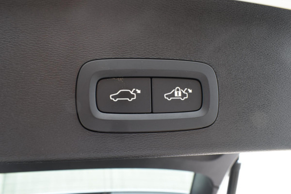 Volvo XC40 B3 177PK Automaat Plus Dark / Adaptieve Cruise control / Leer / Schuifdak / Stoelverwarming / Stuurverwarming / Elektrische Stoelen / Elektr. achterklep / 360 Camera / Harman Kardon