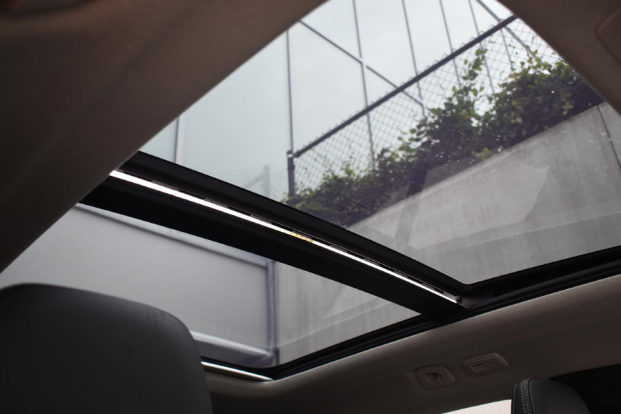 Volvo XC40 B3 177PK Automaat Plus Dark / Adaptieve Cruise control / Leer / Schuifdak / Stoelverwarming / Stuurverwarming / Elektrische Stoelen / Elektr. achterklep / 360 Camera / Harman Kardon