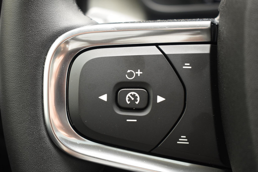 Volvo XC40 B3 177PK Automaat Plus Dark / Adaptieve Cruise control / Leer / Schuifdak / Stoelverwarming / Stuurverwarming / Elektrische Stoelen / Elektr. achterklep / 360 Camera / Harman Kardon