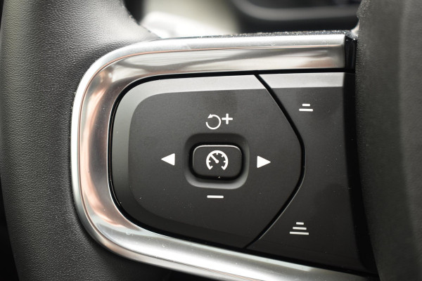 Volvo XC40 B3 177PK Automaat Plus Dark / Adaptieve Cruise control / Leer / Schuifdak / Stoelverwarming / Stuurverwarming / Elektrische Stoelen / Elektr. achterklep / 360 Camera / Harman Kardon