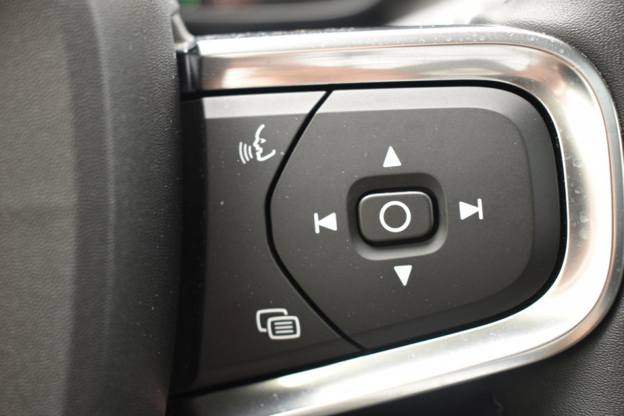 Volvo XC40 B3 177PK Automaat Plus Dark / Adaptieve Cruise control / Leer / Schuifdak / Stoelverwarming / Stuurverwarming / Elektrische Stoelen / Elektr. achterklep / 360 Camera / Harman Kardon