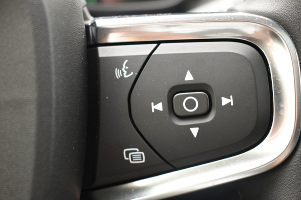 Volvo XC40 B3 177PK Automaat Plus Dark / Adaptieve Cruise control / Leer / Schuifdak / Stoelverwarming / Stuurverwarming / Elektrische Stoelen / Elektr. achterklep / 360 Camera / Harman Kardon