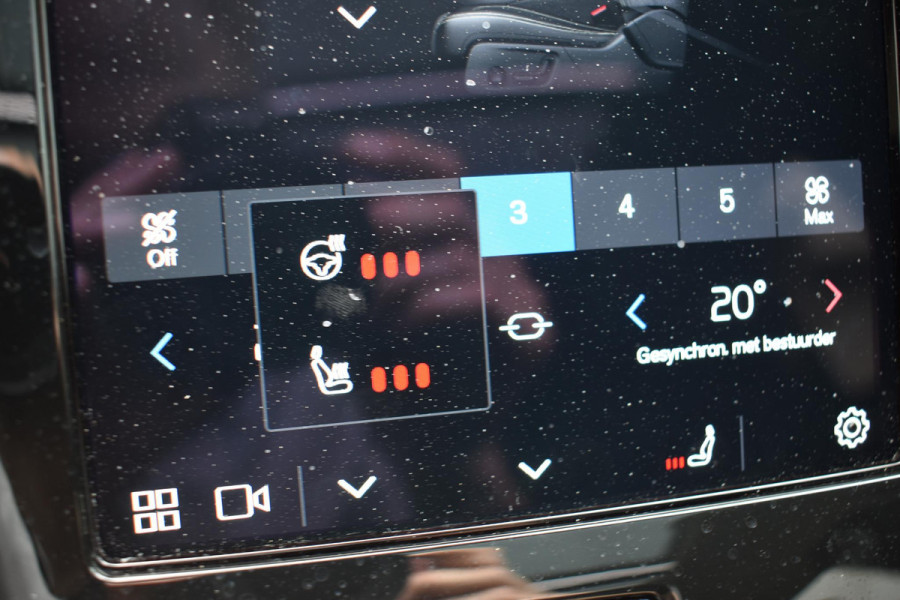 Volvo XC40 B3 177PK Automaat Plus Dark / Adaptieve Cruise control / Leer / Schuifdak / Stoelverwarming / Stuurverwarming / Elektrische Stoelen / Elektr. achterklep / 360 Camera / Harman Kardon