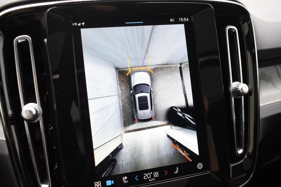 Volvo XC40 B3 177PK Automaat Plus Dark / Adaptieve Cruise control / Leer / Schuifdak / Stoelverwarming / Stuurverwarming / Elektrische Stoelen / Elektr. achterklep / 360 Camera / Harman Kardon