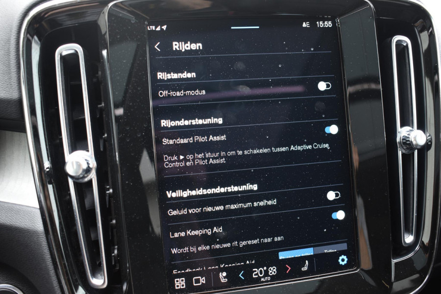 Volvo XC40 B3 177PK Automaat Plus Dark / Adaptieve Cruise control / Leer / Schuifdak / Stoelverwarming / Stuurverwarming / Elektrische Stoelen / Elektr. achterklep / 360 Camera / Harman Kardon