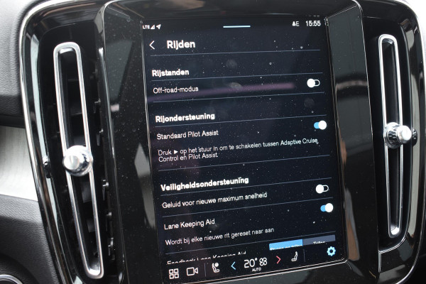 Volvo XC40 B3 177PK Automaat Plus Dark / Adaptieve Cruise control / Leer / Schuifdak / Stoelverwarming / Stuurverwarming / Elektrische Stoelen / Elektr. achterklep / 360 Camera / Harman Kardon