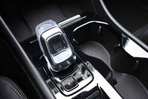 Volvo XC40 B3 177PK Automaat Plus Dark / Adaptieve Cruise control / Leer / Schuifdak / Stoelverwarming / Stuurverwarming / Elektrische Stoelen / Elektr. achterklep / 360 Camera / Harman Kardon