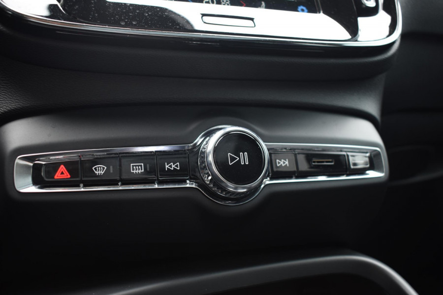 Volvo XC40 B3 177PK Automaat Plus Dark / Adaptieve Cruise control / Leer / Schuifdak / Stoelverwarming / Stuurverwarming / Elektrische Stoelen / Elektr. achterklep / 360 Camera / Harman Kardon