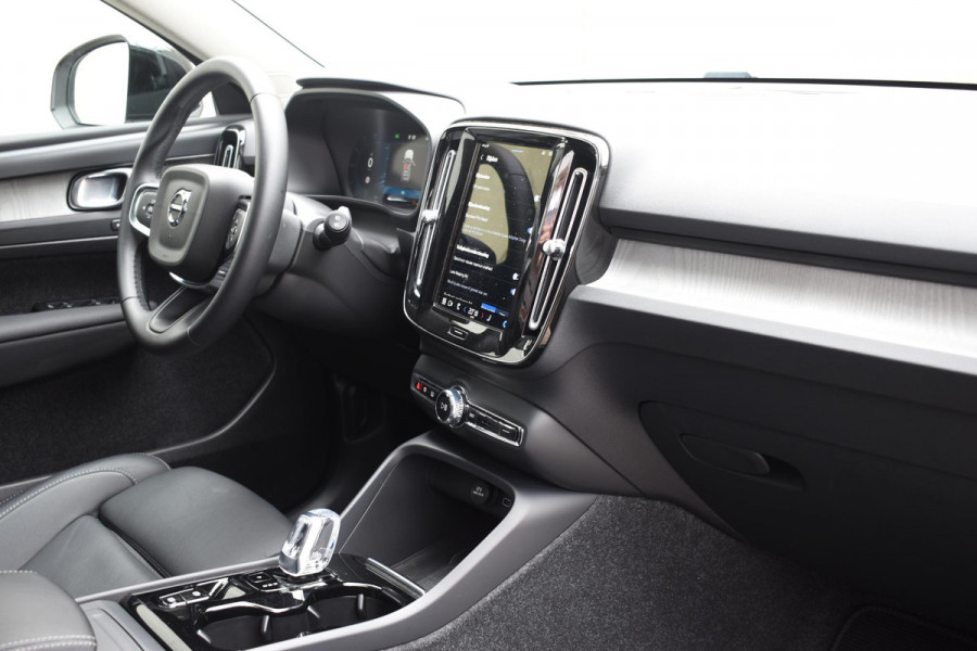 Volvo XC40 B3 177PK Automaat Plus Dark / Adaptieve Cruise control / Leer / Schuifdak / Stoelverwarming / Stuurverwarming / Elektrische Stoelen / Elektr. achterklep / 360 Camera / Harman Kardon
