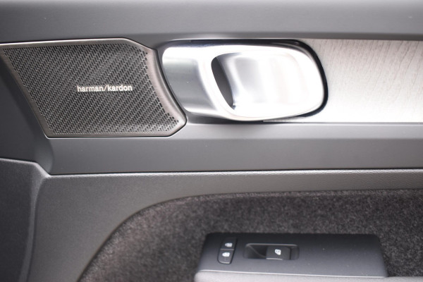 Volvo XC40 B3 177PK Automaat Plus Dark / Adaptieve Cruise control / Leer / Schuifdak / Stoelverwarming / Stuurverwarming / Elektrische Stoelen / Elektr. achterklep / 360 Camera / Harman Kardon