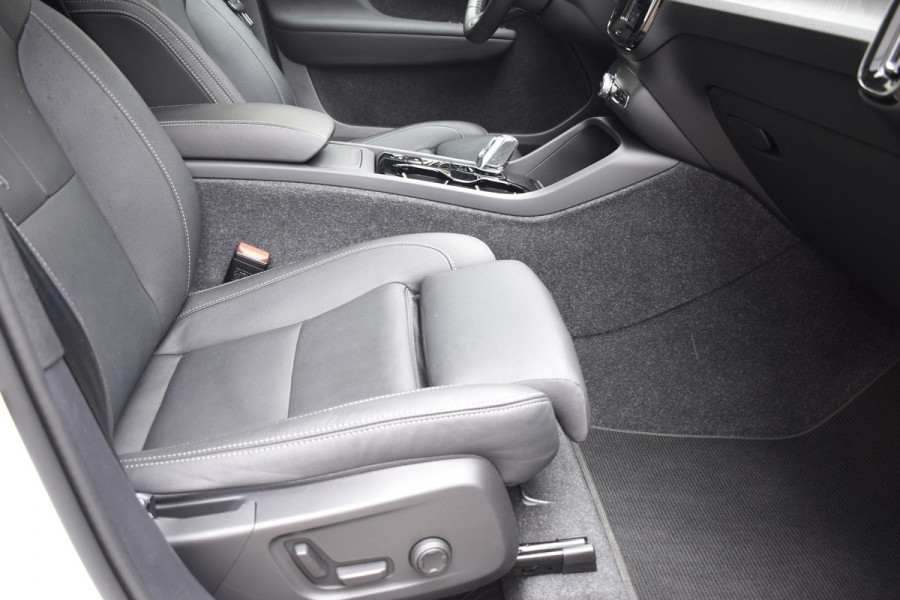 Volvo XC40 B3 177PK Automaat Plus Dark / Adaptieve Cruise control / Leer / Schuifdak / Stoelverwarming / Stuurverwarming / Elektrische Stoelen / Elektr. achterklep / 360 Camera / Harman Kardon