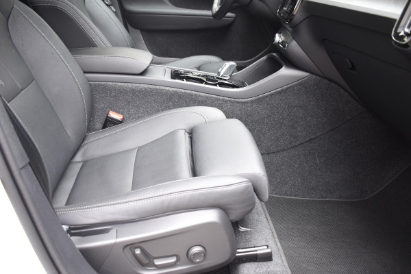 Volvo XC40 B3 177PK Automaat Plus Dark / Adaptieve Cruise control / Leer / Schuifdak / Stoelverwarming / Stuurverwarming / Elektrische Stoelen / Elektr. achterklep / 360 Camera / Harman Kardon