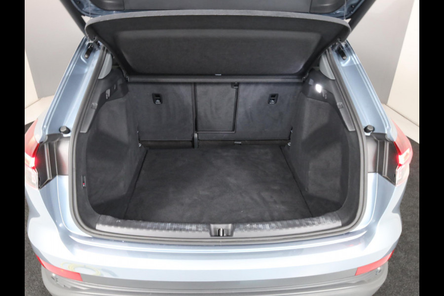 Audi Q4 e-tron 40 Edition 77 kWh 204 pk S-tronic | Navigatie | Elektr. Trekhaak | Parkeersensoren | Achteruitrijcamera | Adaptieve cruise control | Stoelverwarming |
