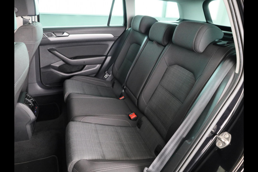 Volkswagen Passat Variant 1.5 TSI Comfort Business 150 PK | Automaat ( DSG) | Navigatie | Wegklapbare trekhaak | Extra getint glas