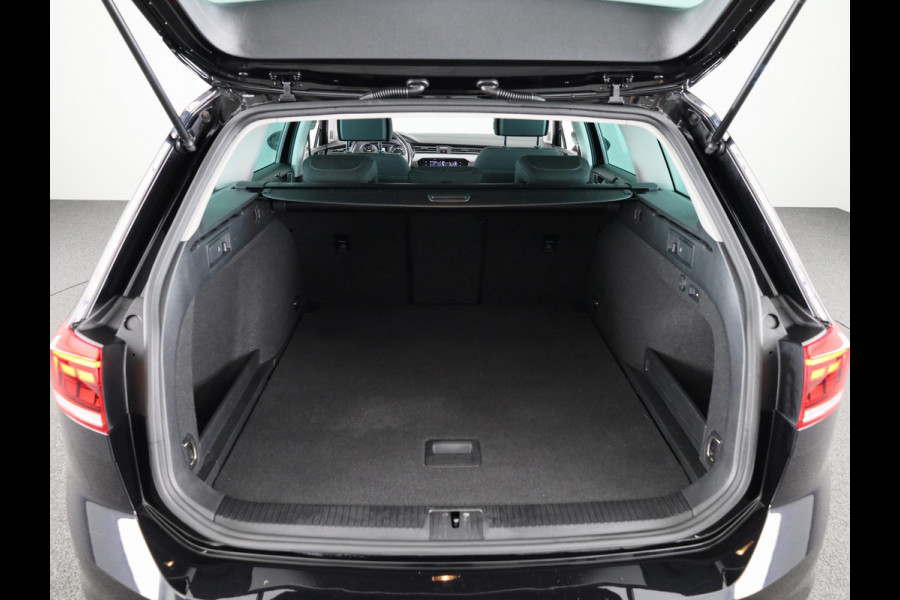 Volkswagen Passat Variant 1.5 TSI Comfort Business 150 PK | Automaat ( DSG) | Navigatie | Wegklapbare trekhaak | Extra getint glas