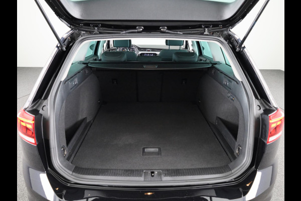 Volkswagen Passat Variant 1.5 TSI Comfort Business 150 PK | Automaat ( DSG) | Navigatie | Wegklapbare trekhaak | Extra getint glas