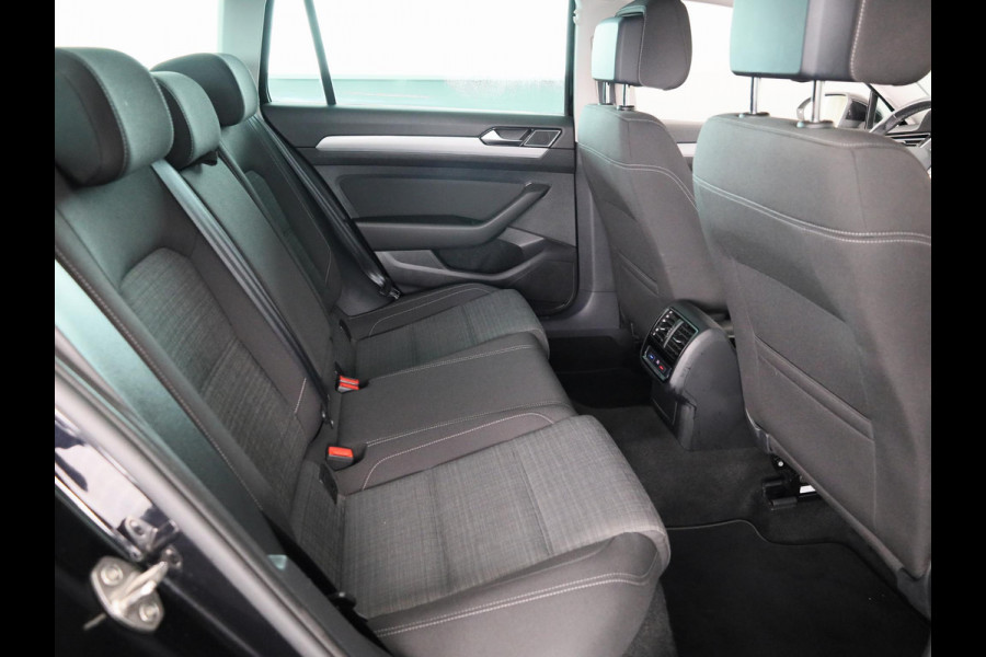 Volkswagen Passat Variant 1.5 TSI Comfort Business 150 PK | Automaat ( DSG) | Navigatie | Wegklapbare trekhaak | Extra getint glas