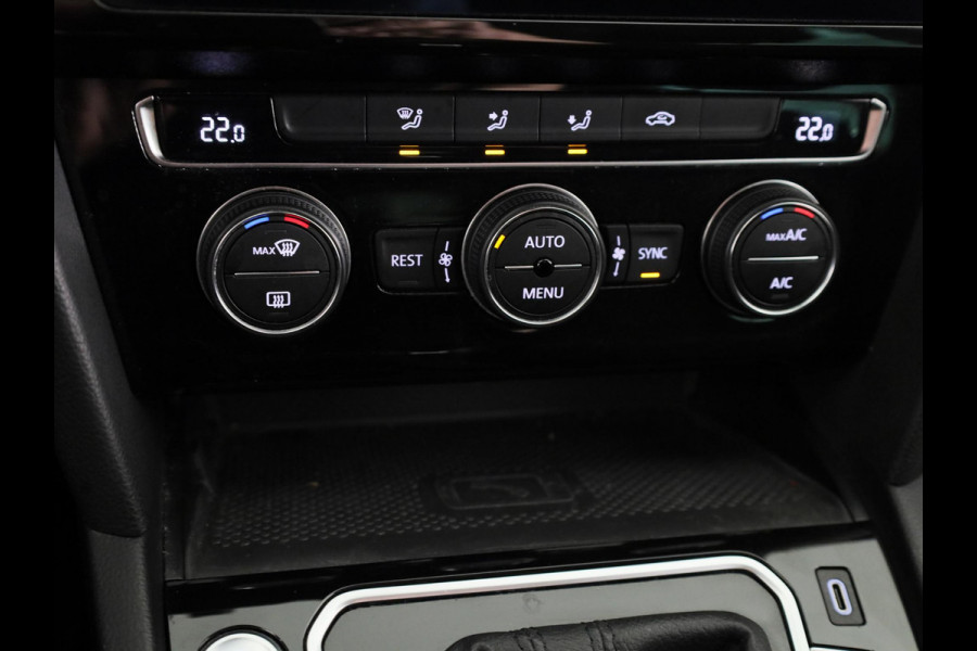 Volkswagen Passat Variant 1.5 TSI Comfort Business 150 PK | Automaat ( DSG) | Navigatie | Wegklapbare trekhaak | Extra getint glas