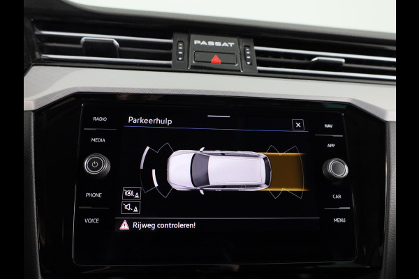 Volkswagen Passat Variant 1.5 TSI Comfort Business 150 PK | Automaat ( DSG) | Navigatie | Wegklapbare trekhaak | Extra getint glas