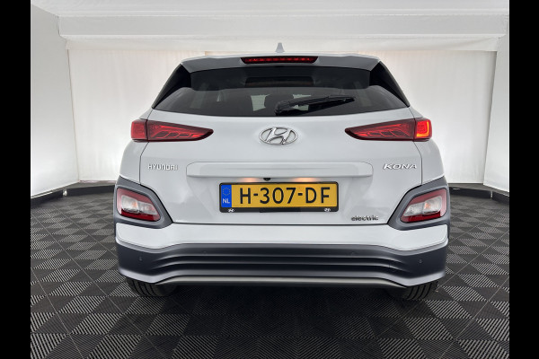 Hyundai Kona EV Premium 64 kWh (INCL-BTW) *PANO | FULL-LEATHER | KRELL-AUDIO | HEAD-UP | FULL-LED | NAVI-FULLMAP | DAB | ADAPT.CRUISE | KEYLESS | CAMERA | BLIND-SPOT | LANE-ASSIST | DIGI-COCKPIT | COMFORT-SEATS | 17''ALU*