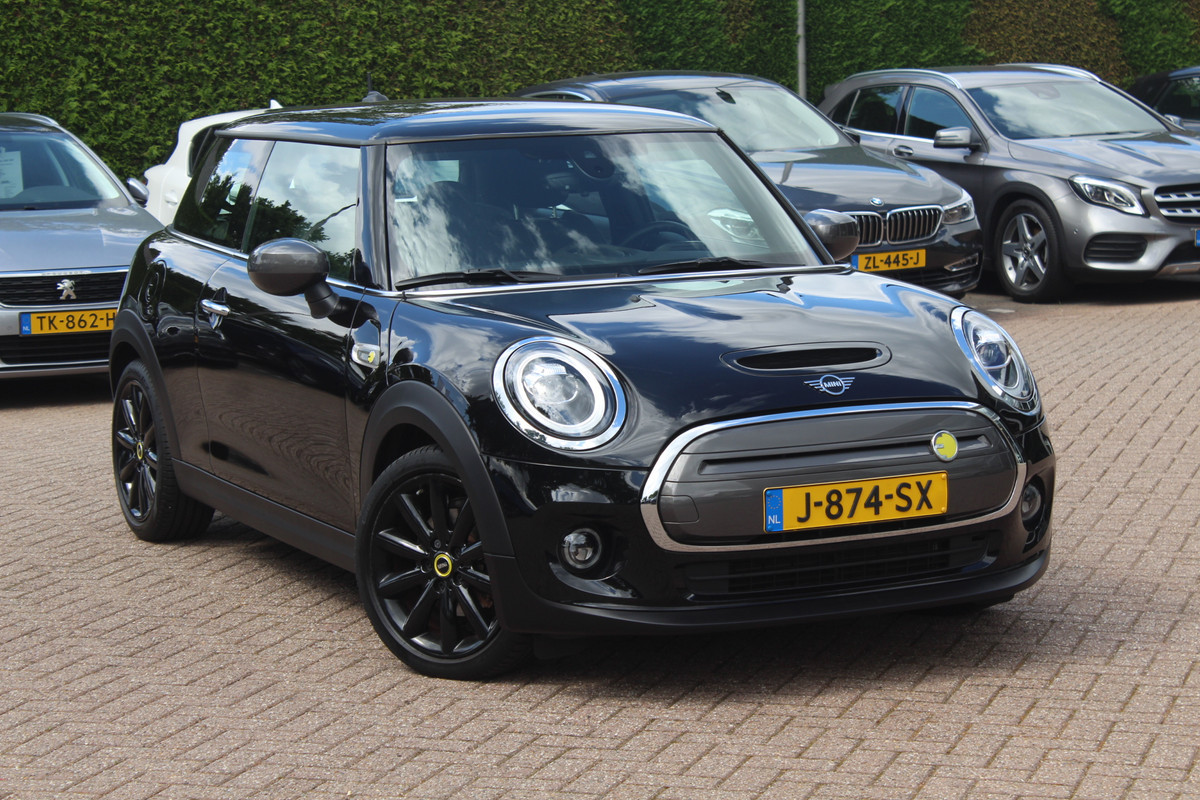 MINI Mini Electric Essential 33 kWh / Camera / Navigatie / 17'' / Half leder / Keyless / Virtual Cockpit / Stoelverwarming / DAB / Cruise Control MINI Mini Electric Essential 33 kWh / Camera / Navigatie / 17'' / Half leder / Keyless / Virtual Cockpit / Stoelverwarming / DAB / Cruise Control