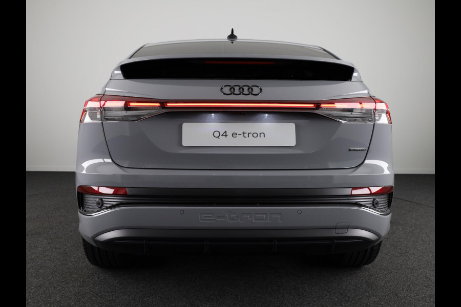Audi Q4 Sportback e-tron 45 quattro S Edition 82 kWh panoramadak, achteruitrij camera, adaptive cruise control, optiek pakket zwart plus, privacy glass, lichtpakket, spiegelkappen zwart