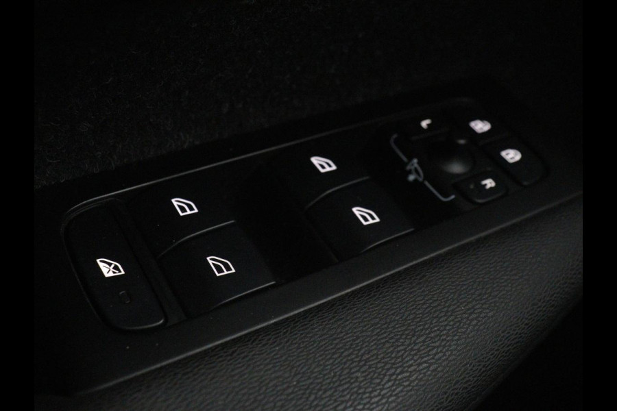 Volvo XC40 1.5 T4 Rech R Design Expression | Panoramadak | Stoel & stuurverwarming | Adaptive cruise | Trekhaak | Camera | Carplay | Getint glas | PHEV