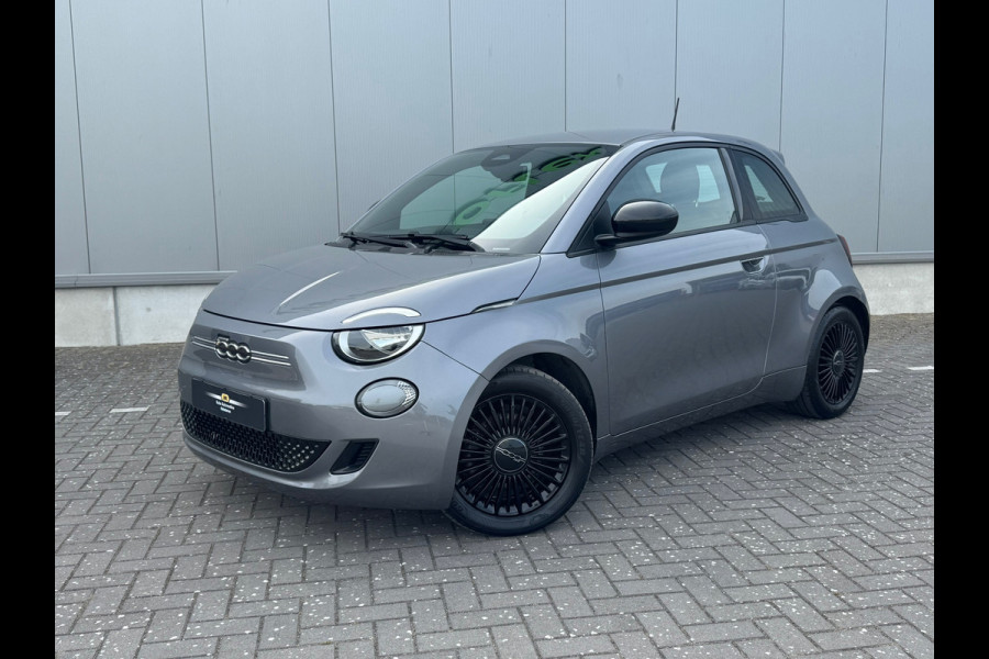 Fiat 500E 3+1 Icon 42 kWh * Black edition * AppleCarplay * Cruise * Rijstrooksensor *
