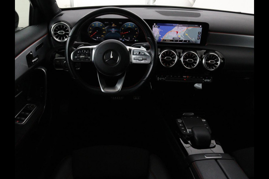 Mercedes-Benz A-Klasse 200 Business Solution AMG | Panoramadak | Stoelverwarming | Matrix LED | Carplay | Memory | Trekhaak | Leder/Alcantara | Widescreen | Navigatie