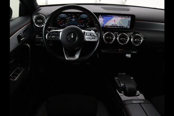 Mercedes-Benz A-Klasse 200 Business Solution AMG | Panoramadak | Stoelverwarming | Matrix LED | Carplay | Memory | Trekhaak | Leder/Alcantara | Widescreen | Navigatie