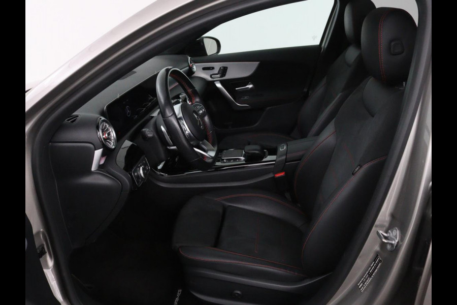 Mercedes-Benz A-Klasse 200 Business Solution AMG | Panoramadak | Stoelverwarming | Matrix LED | Carplay | Memory | Trekhaak | Leder/Alcantara | Widescreen | Navigatie