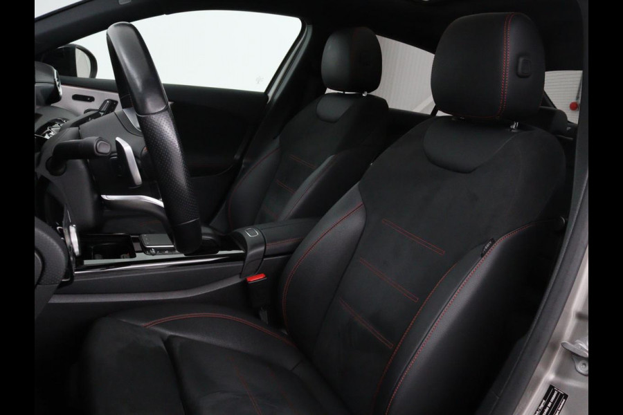 Mercedes-Benz A-Klasse 200 Business Solution AMG | Panoramadak | Stoelverwarming | Matrix LED | Carplay | Memory | Trekhaak | Leder/Alcantara | Widescreen | Navigatie