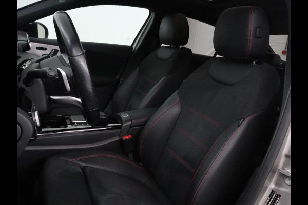 Mercedes-Benz A-Klasse 200 Business Solution AMG | Panoramadak | Stoelverwarming | Matrix LED | Carplay | Memory | Trekhaak | Leder/Alcantara | Widescreen | Navigatie