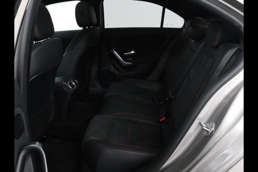 Mercedes-Benz A-Klasse 200 Business Solution AMG | Panoramadak | Stoelverwarming | Matrix LED | Carplay | Memory | Trekhaak | Leder/Alcantara | Widescreen | Navigatie