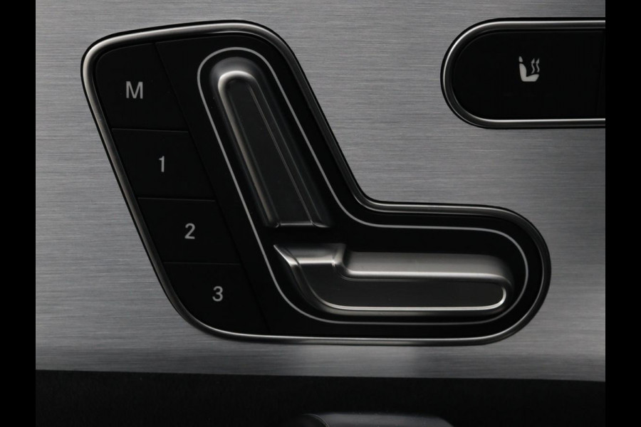 Mercedes-Benz A-Klasse 200 Business Solution AMG | Panoramadak | Stoelverwarming | Matrix LED | Carplay | Memory | Trekhaak | Leder/Alcantara | Widescreen | Navigatie