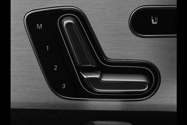 Mercedes-Benz A-Klasse 200 Business Solution AMG | Panoramadak | Stoelverwarming | Matrix LED | Carplay | Memory | Trekhaak | Leder/Alcantara | Widescreen | Navigatie