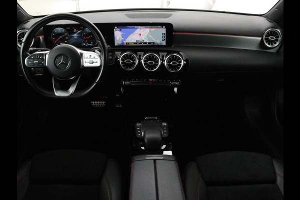 Mercedes-Benz A-Klasse 200 Business Solution AMG | Panoramadak | Stoelverwarming | Matrix LED | Carplay | Memory | Trekhaak | Leder/Alcantara | Widescreen | Navigatie