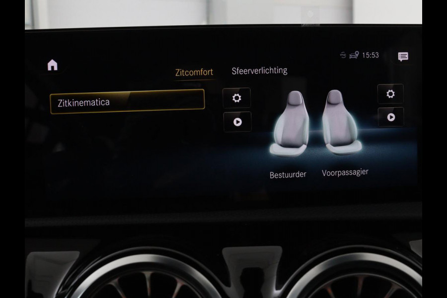 Mercedes-Benz A-Klasse 200 Business Solution AMG | Panoramadak | Stoelverwarming | Matrix LED | Carplay | Memory | Trekhaak | Leder/Alcantara | Widescreen | Navigatie