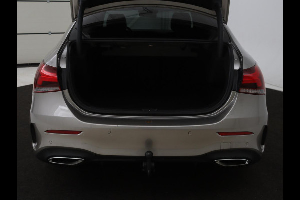 Mercedes-Benz A-Klasse 200 Business Solution AMG | Panoramadak | Stoelverwarming | Matrix LED | Carplay | Memory | Trekhaak | Leder/Alcantara | Widescreen | Navigatie
