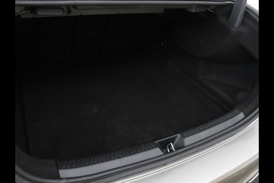 Mercedes-Benz A-Klasse 200 Business Solution AMG | Panoramadak | Stoelverwarming | Matrix LED | Carplay | Memory | Trekhaak | Leder/Alcantara | Widescreen | Navigatie